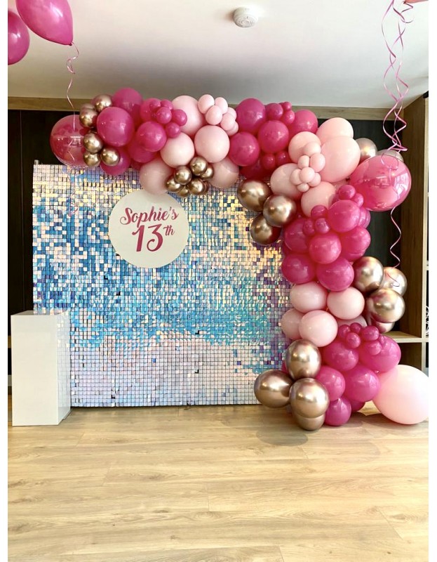 Arco de globos rosa con pared de glitter para quinceañera