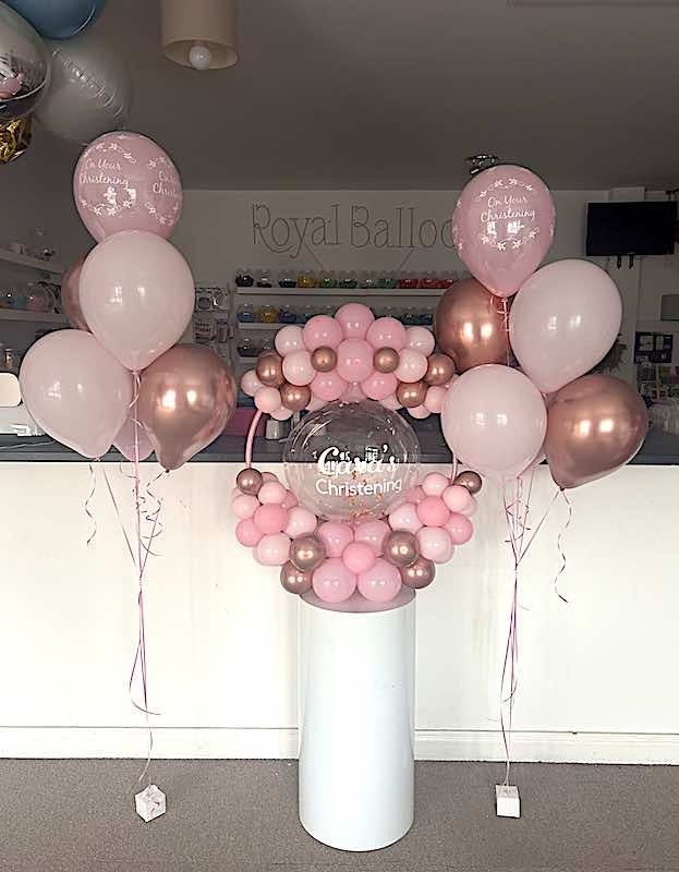 Arreglo de globos elegante para bautizo con base cilíndrica