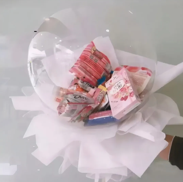 Globo burbuja con chocolates y dulces en envoltura blanca