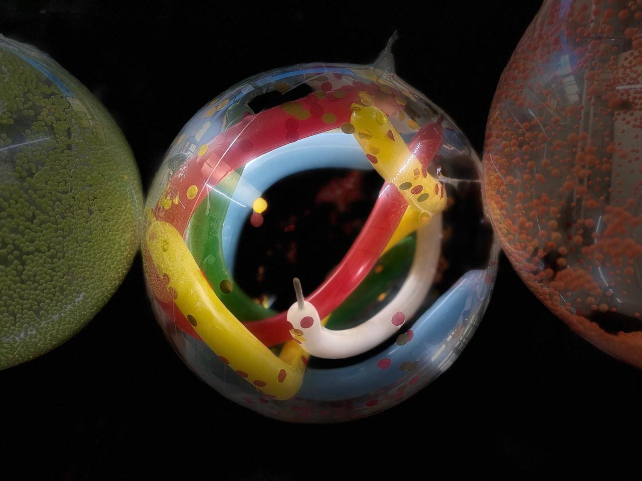 Globos decorativos con diseños coloridos vista superior